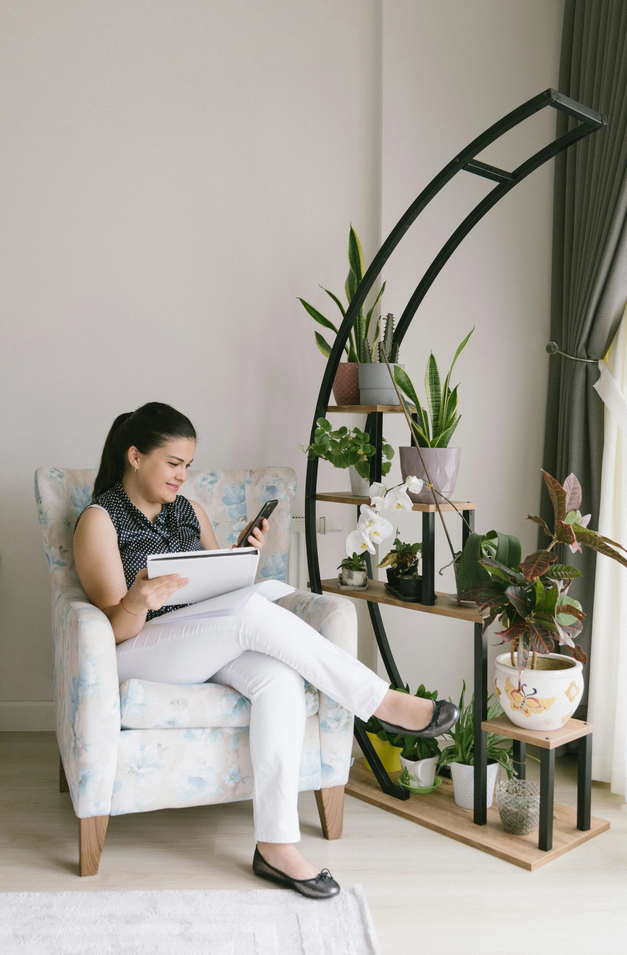 Choosing the Perfect Houseplant Stand: Types, Styles, and Placement Tips