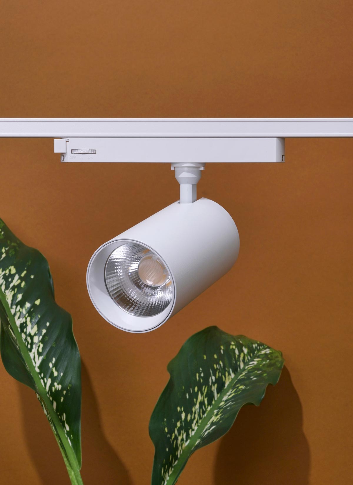 https://soltech.com/cdn/shop/files/Highland-Track-Light-System-LED-Grow-Light-White_1600x.jpg?v=1701438484